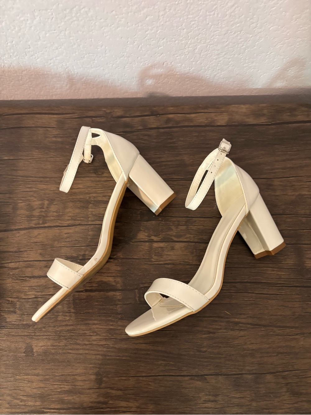 White heels shoes size 8 - Picture 2 of 4